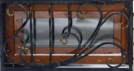 Защитная решетка для подвального окна