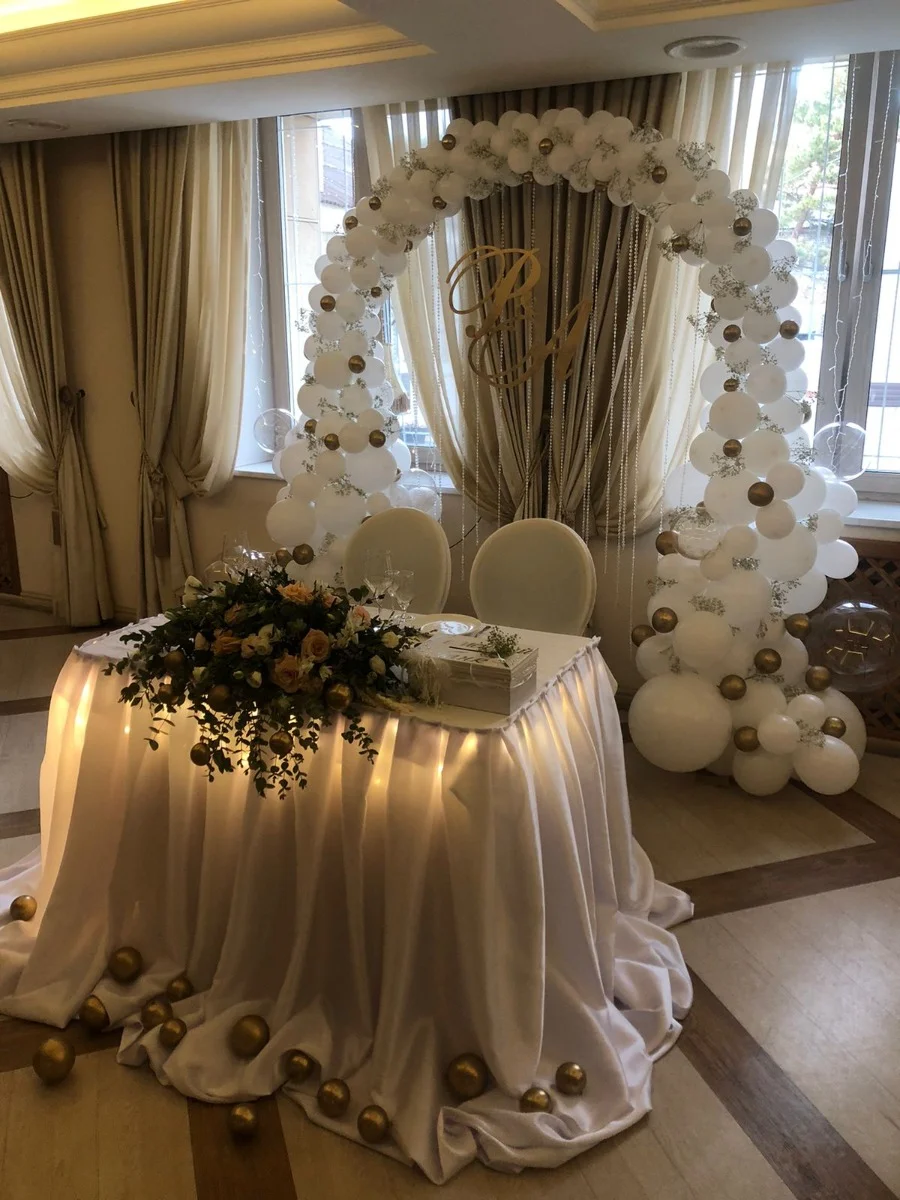 Свадебное оформление зала гелиевыми шарами, цветами и тканью