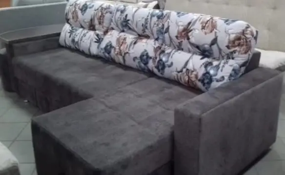 Угловой диван со столом и двумя пуфиками