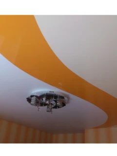 Натяжной потолок с комбинированными полотнами. Продажа и монтаж