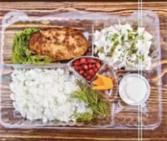 Комплексный обед. Обед с рисом: рис, шашлык из свиной мякоти, салат "Винегрет",  соус "Тар-Тар"