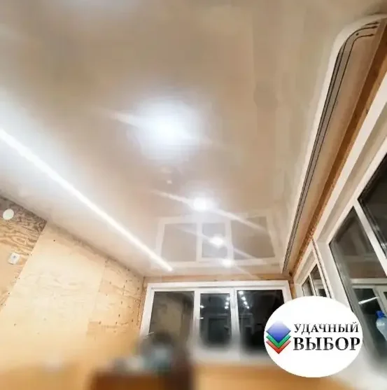 Натяжной потолок с парящими линииями, светодиодными полосами