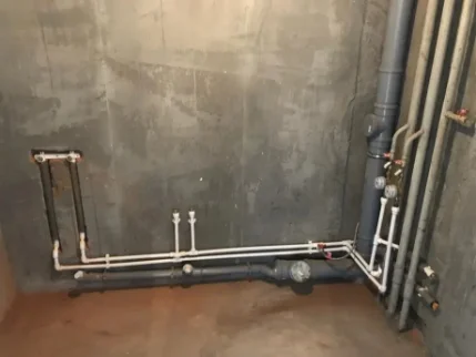 Прокладка трубопровода для горячего и холодного водоснабжения