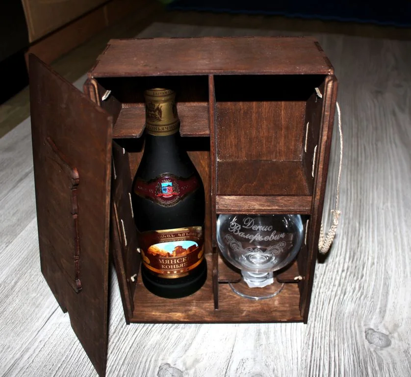 Подарочная коробка под коньяк с бокалом