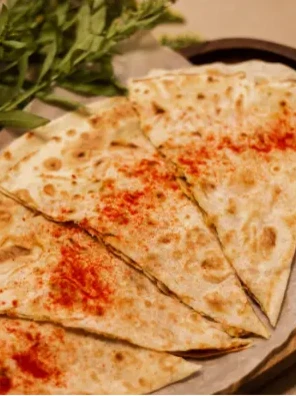 Пиде с курицей и корнишонами