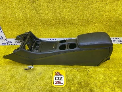 Фото для Бардачок между сиденьями Mercedes-Benz GLA-CLASS WDC156/156.942 M270E16R4/270.910/270910 2014/Цвет 787 перед. (б/у)