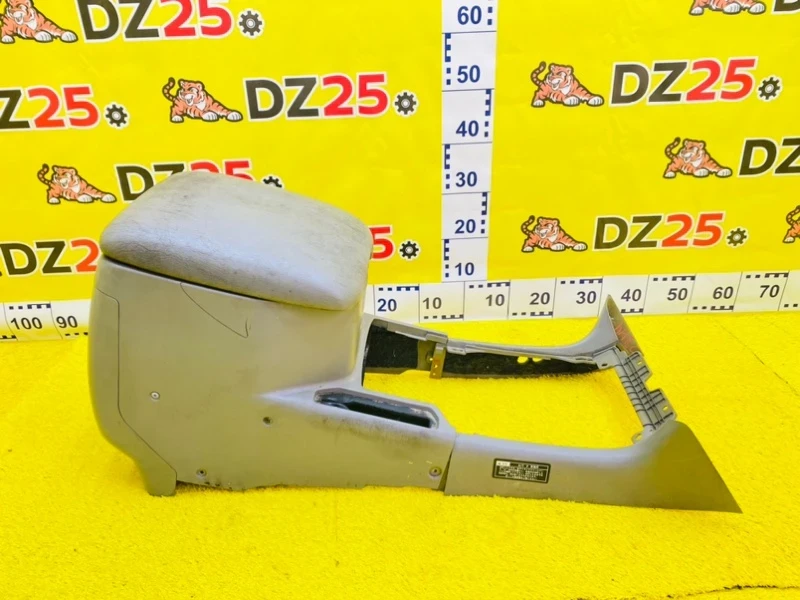 Фото для Бардачок между сиденьями TOYOTA LAND CRUISER UZJ100W 2UZFE 2005/Цвет 202 перед. (б/у)