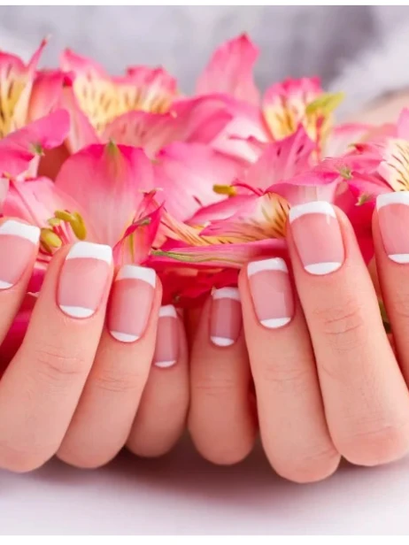 Специалист по маникюру и укреплению ногтей